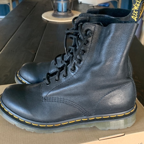 Shoes - Dr Martens 1460w in Box - sz 9